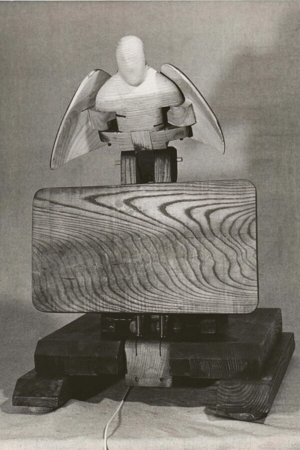 Jiří Žlebek, Rozlet, (zavazadlo), 1988, dřevo a pružiny, v. 70 cm